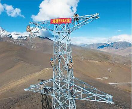 8月22日，197號鐵塔最后一根塔材在西藏自治區(qū)山南市洛扎縣蒙達村境內(nèi)、海拔5548米的蒙達拉山上空組裝完成，標志著國家電網(wǎng)"930"重點工程110千伏浪卡子-洛扎輸電線路工程實現(xiàn)超高海拔組裝。目前該工程已進入全面鐵塔組裝和部分架線施工階段，計劃于2018年9月20日建成投運