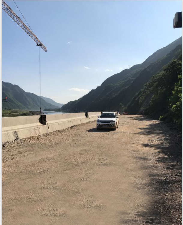 8月24日下午，由三分局望江樓項目部承擔施工的望江樓水電站右岸廠房工程施工現(xiàn)場鞭炮齊鳴，經(jīng)過項目部全部員工頑強拼搏，右岸廠房工程關鍵性控制節(jié)點——過壩公路施工項目全線通車。望江樓水電站右岸廠房工程主要為發(fā)電廠房及開關站土建工程、右岸重力擋水壩段土建工程、右岸灌漿洞土建工程、右岸過壩公路及進廠公路土建工程、右岸二期導流工程等