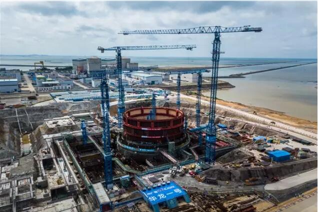 8月23日，華龍一號(hào)示范項(xiàng)目中廣核防城港核電二期工程核島內(nèi)部廠房11.6米標(biāo)高的所有土建施工圖順利出版，標(biāo)志著核島主廠房結(jié)構(gòu)最復(fù)雜、功能最重要的部分的土建施工圖紙全部完成。這一重要設(shè)計(jì)節(jié)點(diǎn)里程碑任務(wù)的提前實(shí)現(xiàn)，為保障現(xiàn)場(chǎng)的連續(xù)施工和設(shè)備安裝等奠定了堅(jiān)實(shí)的基礎(chǔ)，將助力華龍一號(hào)示范項(xiàng)目的建設(shè)順利推進(jìn)