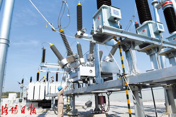 日前，伴隨著機(jī)器的轟鳴聲，偃師邙山30兆瓦風(fēng)電場(chǎng)項(xiàng)目首個(gè)風(fēng)機(jī)基礎(chǔ)開(kāi)始澆筑，標(biāo)志著洛陽(yáng)市首個(gè)采用低風(fēng)速風(fēng)機(jī)發(fā)電的風(fēng)電場(chǎng)正式啟動(dòng)風(fēng)電機(jī)組主體建設(shè)。該項(xiàng)目15臺(tái)風(fēng)機(jī)將于年底前并網(wǎng)發(fā)電，助力洛陽(yáng)市環(huán)境污染防治和能源結(jié)構(gòu)調(diào)整