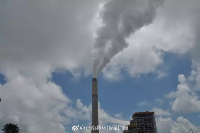 關于華潤電力(溫州)有限公司冒黑煙的答復：華潤電力(溫州)有限公司地址位于蒼南縣龍港鎮(zhèn)巴曹華潤路1號，主要從事電力建設、生產、銷售，該項目于2009年由環(huán)境保護部審批，于2012年3月開工建設，2014年1月投入試生產，2015年7月通過浙江省環(huán)境保護廳項目環(huán)保驗收。 該公司現(xiàn)有2臺1000MW超超臨界燃煤發(fā)電機組，配置2臺2953噸/小時超超臨界直流爐，煙氣建有除塵、脫硫、脫硝等系統(tǒng)處理，煙塵、二氧化硫、氮氧化物等污染物排放執(zhí)行標準值為30 mg/m³、100mg/m³，100 mg