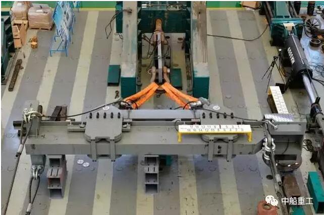 近日，在七二所的水面結構實驗室里，又一項“國內第一”誕生——實驗室在國內首次開展了海上6MW風力發(fā)電機組整體吊具承載能力試驗。該試驗驗證了吊具承載能力和智能調節(jié)吊點功能，為該型產品的系列化和智能化提供了有力的技術支撐