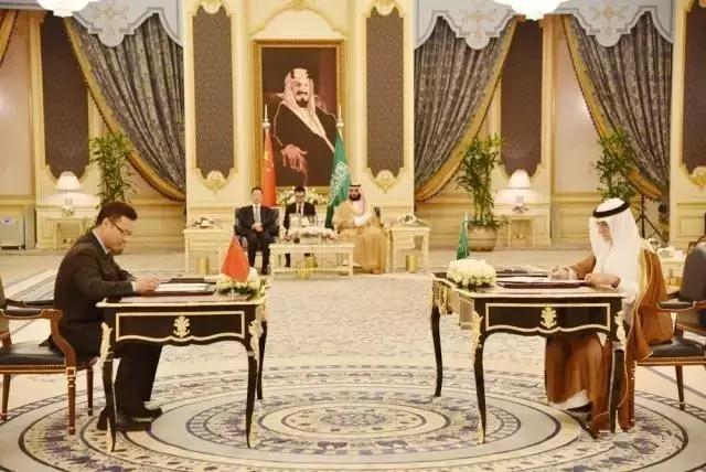 沙特當?shù)貢r間8月24日，在中央政治局常委、中國國務院副總理張高麗和沙特阿拉伯王國王儲、國家副首相穆罕默德共同見證下，中核集團總經理錢智民與沙特地調局局長納華伯在沙特吉達市簽署《中國核工業(yè)集團公司與沙特地質調查局鈾釷資源深化合作諒解備忘錄》。這是中核集團落實“一帶一路”倡議，推動核電走出去的又一重大成果