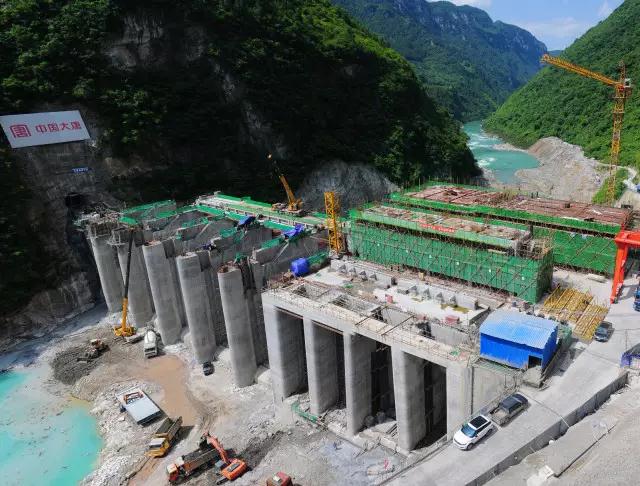 角木塘水電站位于貴州省遵義市道真縣，是芙蓉江水電梯級開發(fā)中的第10級，上銜官莊水電站，下接浩口水電站。角木塘水電站為河床式電站，規(guī)劃2臺3.5萬千瓦機組，電站樞紐主要建筑物為66米高的碾壓混凝土重力壩、引水發(fā)電系統(tǒng)、發(fā)電廠房、升壓站等