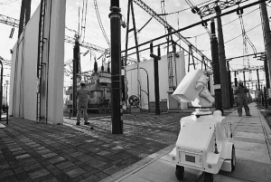 8月23日，天津電力檢修公司員工在第十三屆全運(yùn)會(huì)特級(jí)保電變電站內(nèi)，應(yīng)用智能巡檢機(jī)器人特巡檢查，全力保障全運(yùn)會(huì)開幕式首次演練安全供電。                          
                            原標(biāo)題:保障全運(yùn)會(huì)可靠供電
                        