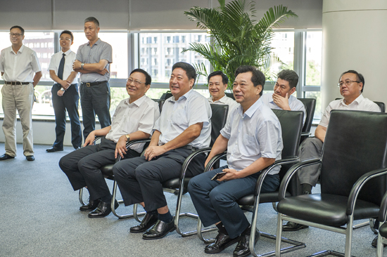 8月24日，大唐集團(tuán)公司董事長(zhǎng)、黨組書(shū)記陳進(jìn)行在總部會(huì)見(jiàn)了海南省國(guó)資委主任、黨委書(shū)記倪健一行。雙方就加強(qiáng)合作，推進(jìn)有關(guān)合作項(xiàng)目進(jìn)程進(jìn)行了溝通交流