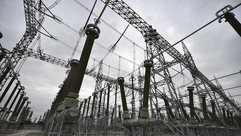 近日，寧夏電網(wǎng)首座特高壓換流站--靈州換流站順利實(shí)現(xiàn)安全穩(wěn)定運(yùn)行一周年，圓滿(mǎn)完成各項(xiàng)生產(chǎn)任務(wù)，累計(jì)向浙江送電約180億千瓦時(shí)。據(jù)了解，靈州-紹興±800千伏特高壓直流輸電工程西起寧夏靈武市的靈州換流站，東至浙江諸暨市的紹興換流站，輸電線(xiàn)路全長(zhǎng)1722公里，途徑寧夏、陜西、山西、河南、安徽、浙江六省(區(qū))