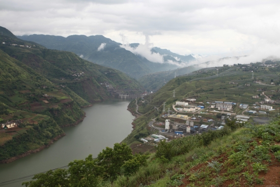 8月24日，由集團(tuán)設(shè)計(jì)施工的牛欄江象鼻嶺水電站兩臺(tái)機(jī)組正式投產(chǎn)。同時(shí)，象鼻嶺一期光伏工程同期投產(chǎn)，標(biāo)志著貴州省首個(gè)“水光互補(bǔ)”農(nóng)業(yè)光伏電站項(xiàng)目投入商業(yè)運(yùn)行