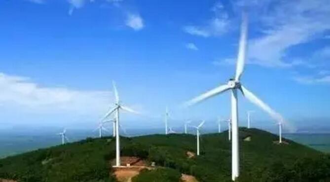 相比北方地區(qū)，南方由于復(fù)雜的地理及氣候條件，致使南北方風(fēng)電場(chǎng)在設(shè)計(jì)上也存在了不同的差異。例如南方的強(qiáng)降雨、強(qiáng)雷暴、冰凍災(zāi)害、頻繁的地質(zhì)災(zāi)害等都會(huì)對(duì)風(fēng)電場(chǎng)的設(shè)計(jì)造成很多影響，這些則是在北方風(fēng)電場(chǎng)設(shè)計(jì)中很少會(huì)出現(xiàn)的情況