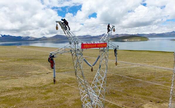 2017年8月27日，在海拔5200多米高的西藏自治區(qū)山南市浪卡子縣打隆鎮(zhèn)境內，國網(wǎng)安徽省電力公司和湖北省送變電工程公司施工人員正在進行放線作業(yè)。當日，海拔5200多米高的110千伏洛扎II回輸變電工程浪卡子標段輸電線完成施放，為確保今年9月30日并網(wǎng)送電奠定了基礎