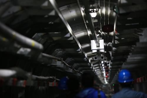 人工巡檢，4公里的電纜隧道，背著各種儀器的巡檢人員要走一個小時;現(xiàn)在，小小的機器人倒掛金鐘，在電纜隧道內邊查邊看邊上傳數(shù)據(jù)，半個小時就齊活了，而且24小時都巡檢，有了它，電纜隧道成為它的天下，有它值守。8月28日，南三環(huán)電纜隧道內，鄭報融媒記者和這位省內首個智能機器人一起巡檢，體驗科技帶來的變化