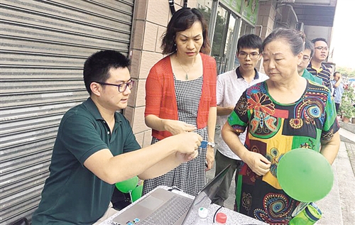 “物聯(lián)網(wǎng)+社區(qū)智能垃圾回收房”系統(tǒng)平臺進駐社區(qū)啟用儀式日前在廣東深圳市羅湖區(qū)筍崗街道深城公寓舉行。有別于常規(guī)垃圾分類回收箱，該智能垃圾回收房可通過一定的激勵方式，引導居民對日常垃圾進行正確分類