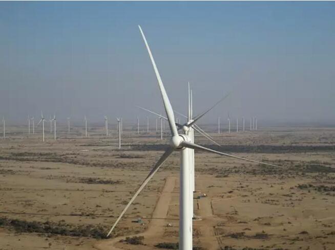 截至2017年8月21日24時(shí)，三峽巴基斯坦第一風(fēng)電項(xiàng)目連續(xù)安全生產(chǎn)1000天，累計(jì)發(fā)電4.1億千瓦時(shí)，同時(shí)實(shí)現(xiàn)了“零人身傷亡事故、零設(shè)備質(zhì)量事故、零環(huán)保事件”的安全生產(chǎn)“三零”目標(biāo)。在這1000天中，三峽巴基斯坦第一風(fēng)電項(xiàng)目公司創(chuàng)造了多項(xiàng)紀(jì)錄：2016年7月6日，實(shí)現(xiàn)單日發(fā)電量120.5萬(wàn)千瓦時(shí)；2016年7月發(fā)電量2373萬(wàn)千瓦時(shí)，遠(yuǎn)超當(dāng)月基準(zhǔn)發(fā)電量；2016年風(fēng)機(jī)平均可利用率達(dá)到99.67 %；2016年全年等效利用小時(shí)數(shù)達(dá)到2996小時(shí)