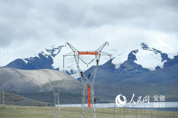 8月27日，在海拔5200多米高的西藏自治區(qū)山南市浪卡子縣打隆鎮(zhèn)境內(nèi)，國網(wǎng)安徽省電力公司和湖北省送變電工程公司施工人員正在進(jìn)行放線作業(yè)。2017年8月27日，在海拔5200多米高的西藏自治區(qū)山南市浪卡子縣打隆鎮(zhèn)境內(nèi)，國網(wǎng)安徽省電力公司和湖北省送變電工程公司施工人員正在進(jìn)行放線作業(yè)