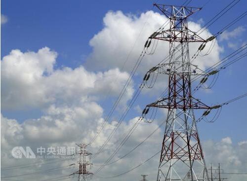 8月14日電據(jù)臺灣“中央社”消息，臺灣和平電廠今天馳援130萬瓦電力，限電危機暫緩。臺灣當(dāng)局“經(jīng)濟(jì)部次長”楊偉甫表示，今天供電能力已達(dá)3800多萬瓦，若各電廠機組維持在最好狀態(tài)，一兩個月內(nèi)，不太可能再發(fā)生亮紅燈的狀況