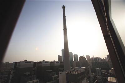 “長安街最后一根煙囪”國華熱電廠機組兩年前全部關(guān)停，原址利用方向明確：廠區(qū)將改造成為與首都功能相匹配的中國當(dāng)代頂級美術(shù)館及國際高端文化藝術(shù)園區(qū)。朝陽區(qū)有關(guān)負(fù)責(zé)人昨天表示，朝陽區(qū)將結(jié)合北京城市新總規(guī)實施，整合利用騰退空間，優(yōu)化公共文化和文化產(chǎn)業(yè)空間布局