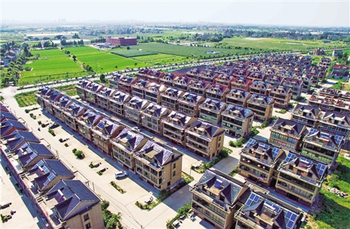 簡單來說，城市能源互聯網是以電為中心的城市各類能源互聯互通、綜合利用、優(yōu)化共享的平臺。城市能源互聯網建設是以智能電網為基礎，以“互聯網+”為手段，以電能為主體載體的綠色低碳、安全高效的現代能源生態(tài)系統(tǒng)