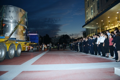 8月29日19時(shí)15分許，隨著載有銀色大圓筒的大卡車(chē)徐徐駛?cè)胫泻思瘓F(tuán)中國(guó)原子能科學(xué)研究院，加納微堆高濃鈾燃料安全、順利從加納運(yùn)還中國(guó)，這意味著中核集團(tuán)參與的加納微堆低濃化項(xiàng)目圓滿完成，標(biāo)志著習(xí)近平主席在華盛頓核安全峰會(huì)上提出的“加納模式”成功實(shí)現(xiàn)，為世界防核擴(kuò)散事業(yè)作出了積極貢獻(xiàn)，也為其他國(guó)家微堆低濃化工作奠定了基礎(chǔ)。中國(guó)國(guó)家原子能機(jī)構(gòu)副主任王毅韌，國(guó)際原子能機(jī)構(gòu)（IAEA）副總干事MaryAliceHayward，加納原子能委員會(huì)副主席InnocentJoyKwameAboh，中