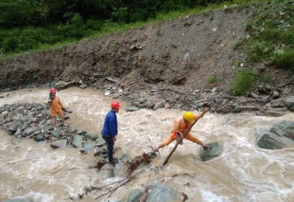 今日從國(guó)家電網(wǎng)四川省電力公司了解到，連日來(lái)，綿陽(yáng)市普降大到暴雨，24小時(shí)區(qū)域最大降雨量達(dá)到136毫米，北川、安州、平武3縣區(qū)47個(gè)鄉(xiāng)鎮(zhèn)受災(zāi)。8月28日以來(lái)，國(guó)網(wǎng)綿陽(yáng)供電公司啟動(dòng)應(yīng)急預(yù)案，迅速集結(jié)搶險(xiǎn)力量，統(tǒng)籌調(diào)配資源，全力投入搶險(xiǎn)復(fù)電工作