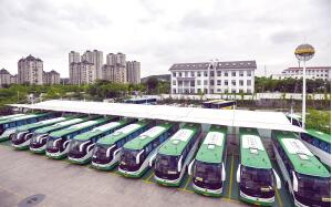 8月29日，鎮(zhèn)江公交官塘樞紐站15臺(tái)充電樁已全面投入使用，極大地改善了在運(yùn)營(yíng)中40輛電動(dòng)公交車(chē)的充電需求。據(jù)了解，充電樁分為300千瓦和120千瓦兩種，其中，300千瓦的只需10分鐘左右就可將一輛電動(dòng)公交車(chē)充滿電，每次滿電可行駛超過(guò)150公里