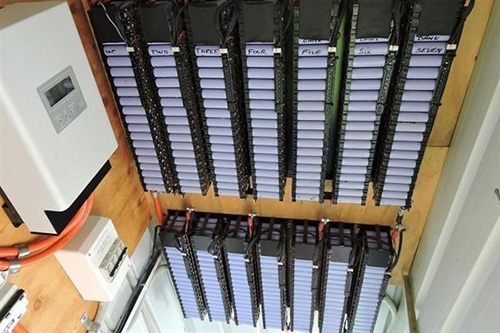 除了ModelS、ModelX等電動車之外，特斯拉今年還在大力推廣基于鋰電池的電能存儲解決方案——Powerwall。本質(zhì)上來說，Powerwall就是一款超大號的家用電池，可通過太陽能板將光能轉(zhuǎn)化為電能，然后將電能存儲起來，以彌補用電高峰期的缺口