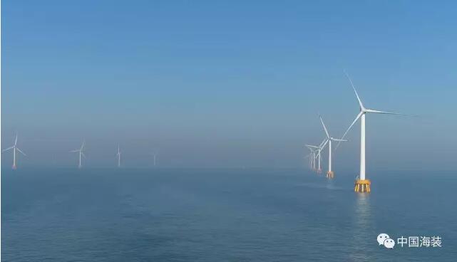 媒體聚焦當(dāng)前，在我國海上風(fēng)電大發(fā)展的滾滾潮流之中，中國海裝正以打造堅強海上風(fēng)電產(chǎn)業(yè)鏈為突破口，打破行業(yè)掣肘，致力于引領(lǐng)推動海上風(fēng)電產(chǎn)業(yè)健康持續(xù)發(fā)展。8月28日，《中國電力報˙國家能源報道》刊發(fā)了《多重因素掣肘我國海上風(fēng)電發(fā)展》一文，文中中國海裝副總經(jīng)理黃衛(wèi)民、研究院院長韓花麗就海上風(fēng)電維護面臨的一系列難題及優(yōu)化改進措施進行了觀點闡述