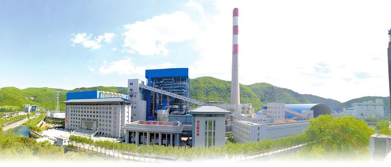 森森古柏，留武帝掛甲之蹤;天圓地方，蘊(yùn)世事變化之理。盛夏的橋山，郁郁蔥蔥，陜西煤業(yè)化工集團(tuán)黃陵礦業(yè)煤矸石發(fā)電有限公司作為延安南部地區(qū)重要的電源支撐點(diǎn)，承擔(dān)著帶動(dòng)革命老區(qū)經(jīng)濟(jì)與綠色發(fā)展的使命，歷經(jīng)了十多年歲月的洗禮，一座現(xiàn)代化的電廠毅然地矗立在巍巍的橋山腳下，潺潺的沮水河畔