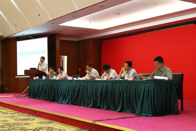 2017年8月29日，為落實新能源汽車統(tǒng)籌規(guī)劃創(chuàng)新發(fā)展專題會和新能源汽車推廣應用座談會的會議精神和重要指示，按照節(jié)能和新能源汽車部際聯(lián)席會議辦公室的安排，中國汽車工業(yè)協(xié)會組織召開了“兩會”精神宣貫會。工信部、國家發(fā)改委、財政部、國家能源局等行業(yè)主管部門領導出席會議，汽車整車企業(yè)、動力電池和驅動系統(tǒng)企業(yè)、充電設施制造及運營企業(yè)、行業(yè)組織機構、高校等100余家企業(yè)及相關院校研究機構200余人參加了會議