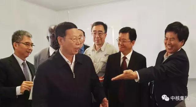 納米比亞當?shù)貢r間8月27日上午，中央政治局常委、國務院副總理張高麗在訪問納米比亞期間，赴中廣核湖山鈾礦項目視察。中核集團黨組成員、副總經理和自興陪同參觀，并就中核集團在納米比亞工作做了專題匯報