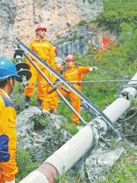 6月24日6時左右，四川省阿壩藏族羌族自治州茂縣疊溪鎮(zhèn)新磨村新村組富貴山突發(fā)山體高位垮塌。國網四川省電力公司緊急馳援，調配一切力量，點亮了救援現(xiàn)場的第一盞應急照明燈……8月8日21時19分，阿壩州九寨溝縣附近發(fā)生7.0級地震