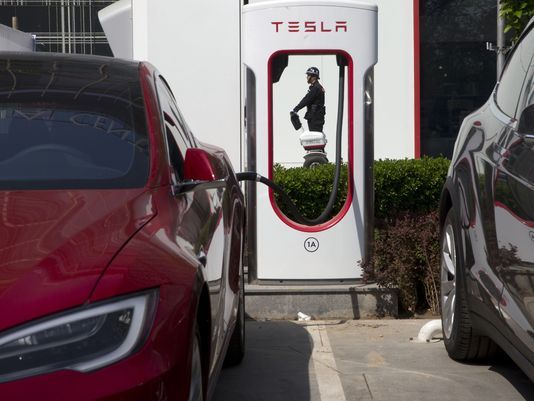 據(jù)美聯(lián)社8月28日?qǐng)?bào)道，加利福尼亞州計(jì)劃追加30億美元(約合198億人民幣)的資金，為購(gòu)買(mǎi)電動(dòng)車(chē)的車(chē)主提供更多優(yōu)惠，以促進(jìn)環(huán)保車(chē)型的普及?！堵迳即墪r(shí)報(bào)》稱，2010年起，加州已為零排放汽車(chē)的普及劃撥近4.5億美元(約合29.7億人民幣)的補(bǔ)貼，但到目前為止，這項(xiàng)計(jì)劃并未有效增加電動(dòng)汽車(chē)的銷(xiāo)量