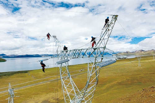 8月27日，在海拔5200多米高的西藏自治區(qū)山南市浪卡子縣打隆鎮(zhèn)境內(nèi)，110千伏洛扎II回輸變電工程浪卡子標(biāo)段輸電線完成施放，為確保今年9月30日并網(wǎng)送電奠定了基礎(chǔ)。圖為國(guó)網(wǎng)安徽省電力公司和湖北省送變電工程公司施工人員正在進(jìn)行放線作業(yè)