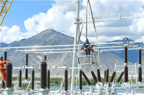 2017年8月30日，在西藏自治區(qū)山南市扎囊縣，國網(wǎng)安徽省電力公司援建工人正在安裝主變壓器接線。當日，西藏自治區(qū)山南市扎囊縣110千伏變電站已基本竣工，土建和電氣施工班組作業(yè)在做最后沖刺，這也是該縣首座110千伏變電站，并建設在海拔3540米上