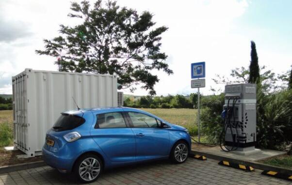 當(dāng)提及電動汽車較燃油汽車環(huán)保時，很多人都會質(zhì)疑，電動汽車的鋰電池一旦過期需要更換，仍然會為環(huán)境帶來影響。早年生產(chǎn)不少電動汽車的法國品牌 Renault 就聯(lián)同英國公司 Powervault，合作研發(fā)將舊電池應(yīng)用于家用電源的方案