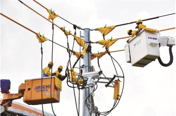 近日，南方電網(wǎng)海南三亞供電局成功實施大旁路帶電作業(yè)，為帶負(fù)荷的線路拆除真空開關(guān)。這是海南首次實施的10千伏大旁路帶電作業(yè)，標(biāo)志著海南電網(wǎng)已經(jīng)具備開展大旁路帶電作業(yè)項目的能力