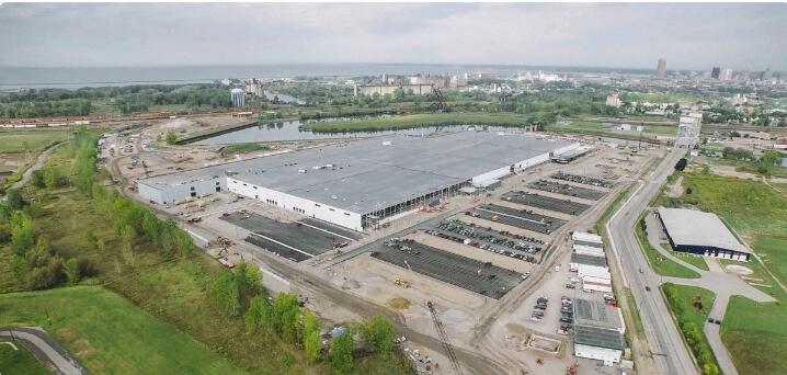 特斯拉在紐約布法羅的超級(jí)工廠Gigafactory 2終于開始量產(chǎn)太陽(yáng)能電池板了，另一條信源顯示，特斯拉與全球最大的風(fēng)力發(fā)電機(jī)制造商Vestas建立了合作關(guān)系。特斯拉CTO JB Straubel最近透露，紐約布法羅占地120萬(wàn)平方英尺的Gigafactory 2已經(jīng)入駐了數(shù)百名工人和生產(chǎn)設(shè)備，開始小批量試產(chǎn)太陽(yáng)能電池板所需的電池單體