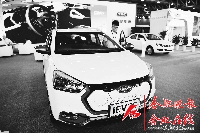 炫酷的新能源汽車試駕、靈巧的便攜式充電樁，還有合肥市唯一的大學(xué)生新能源賽車隊(duì)……昨日，2017合肥國(guó)際新能源與節(jié)能汽車展覽會(huì)在國(guó)際會(huì)展中心開幕，200余家企業(yè)帶來(lái)了最新車型和最前沿的節(jié)能技術(shù)成果。據(jù)悉，整個(gè)展會(huì)為期三天，市民可前往體驗(yàn)試駕