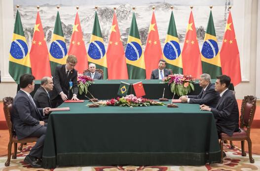 9月1日下午，在中國(guó)國(guó)家主席習(xí)近平和巴西總統(tǒng)特梅爾的共同見證下，巴西礦產(chǎn)和能源部部長(zhǎng)費(fèi)爾南多在北京人民大會(huì)堂，向中國(guó)國(guó)家電網(wǎng)公司董事長(zhǎng)舒印彪正式頒發(fā)巴西美麗山水電送出特高壓直流輸電二期項(xiàng)目開工許可證，充分體現(xiàn)了中巴兩國(guó)政府對(duì)公司在巴西投資建設(shè)特高壓輸電工程的重視和支持。此前，特梅爾與舒印彪舉行會(huì)談，費(fèi)爾南多到國(guó)家電網(wǎng)公司訪問(wèn)參觀