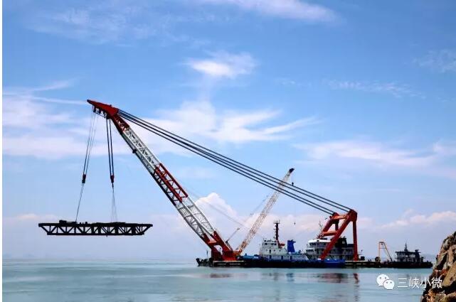 小微有話說(shuō)：今天（9月3日），金磚國(guó)家領(lǐng)導(dǎo)人廈門會(huì)晤，小微君熱烈祝賀。從本期開(kāi)始，小微也蹭一蹭廈門峰會(huì)的熱點(diǎn)，開(kāi)辟“海上風(fēng)電看三峽”專欄，集中報(bào)道三峽集團(tuán)在福建的海上風(fēng)電開(kāi)發(fā)、國(guó)際產(chǎn)業(yè)園建設(shè)、海上風(fēng)電研發(fā)、海上工程施工等方面取得的成果