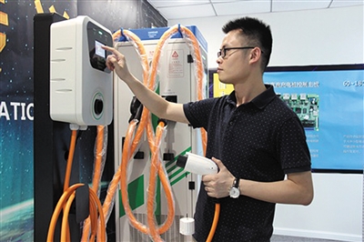 創(chuàng)新作為企業(yè)發(fā)展和市場(chǎng)制勝的關(guān)鍵，核心技術(shù)不是別人賜予的，不能只是跟著別人走，而必須自強(qiáng)奮斗、敢于突破。創(chuàng)新人才猶如優(yōu)秀種子，很是難得，要大力培養(yǎng)