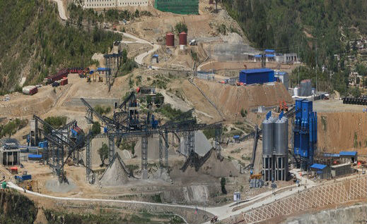 外媒稱，中國(guó)長(zhǎng)江三峽集團(tuán)公司（簡(jiǎn)稱三峽集團(tuán)）駐巴基斯坦的盛振東在接受采訪時(shí)說(shuō)，三峽集團(tuán)正在巴基斯坦積極建設(shè)總裝機(jī)容量達(dá)到2733兆瓦的6個(gè)電站項(xiàng)目。解當(dāng)?shù)厍鍧嵞茉蠢Ь嘲突固埂栋丸F之家》報(bào)網(wǎng)站8月16日?qǐng)?bào)道，這些項(xiàng)目的總投資額達(dá)到60億美元，包括裝機(jī)容量720兆瓦的卡洛特水電站項(xiàng)目、1124兆瓦的科哈拉水電站項(xiàng)目、49.5兆瓦的巴基斯坦風(fēng)電一期項(xiàng)目（巴風(fēng)一期）、99兆瓦的巴基斯坦風(fēng)電二期項(xiàng)目（巴風(fēng)二期）、640兆瓦的瑪爾水電站項(xiàng)目以及100兆瓦的巴基斯坦光伏一期項(xiàng)目