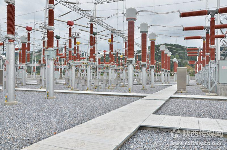 9月1日，位于陜西漢中市南鄭縣的南鄭330千伏變電站順利啟動(dòng)，標(biāo)志著南鄭330千伏輸變電工程順利投運(yùn)。330千伏南鄭變330設(shè)備區(qū)（攝影：王寧）360千伏南鄭變?nèi)埃〝z影：王寧）南鄭330千伏輸變電工程包括南鄭330千伏變電站工程、洋縣330千伏變電站擴(kuò)建工程、330千伏輸電線路工程等7個(gè)單項(xiàng)工程，工程建成后新增變電容量48萬(wàn)千伏安，新建330千伏線路折合單回總長(zhǎng)177公里，項(xiàng)目總投資37402萬(wàn)元