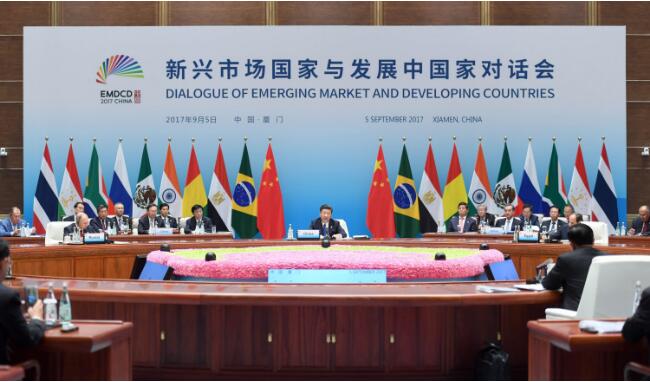金磚五國在《金磚國家領導人廈門宣言》(下稱《宣言》)中呼吁，各國根據(jù)共同但有區(qū)別的責任原則、各自能力原則等《聯(lián)合國氣候變化框架公約》有關(guān)原則，全面落實《巴黎協(xié)定》。 9月5日，國家主席習近平在廈門主持新興市場國家與發(fā)展中國家對話會并發(fā)表重要講話