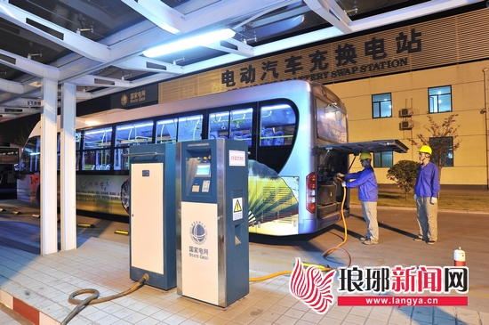 加快布局建設(shè)充電樁，大力推進企業(yè)“煤改電”，借力特高壓大通道“遠方來電”減少煤炭消耗和污染物排放……近來年，臨沂供電公司加強“電能替代”力度，用綠色電力能源，捍衛(wèi)“臨沂藍”，為環(huán)保做出了突出貢獻。臨沂市電動公交車在充電站充電加快充電樁建設(shè)，保障市民綠色出行 “我剛定了一輛電動汽車，到處打聽離我最近的充電點，聽說供電部門打算在府右路離我們家不遠的地方建充電樁，前段