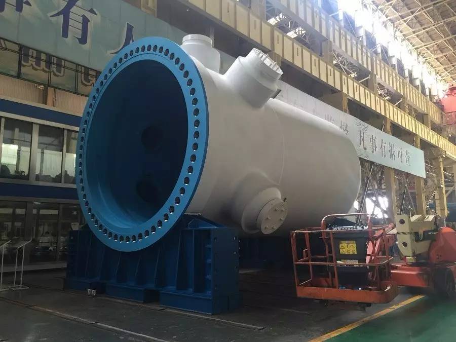 8月20日下午，由中國核動力研究設計院自主設計、中國第一重型機械股份公司承制的我國首臺“華龍一號”海外首堆暨巴基斯坦卡拉奇2號機組（K項目）反應堆壓力容器順利完成出廠驗收，運輸碼頭輪船翹首、整裝待發(fā)，“華龍一號”海外家族的第一成員即將承載著中華民族的驕傲和夢想，破浪出海。華龍一號是我國自主研發(fā)、具有獨立自主知識產權的第三代核電技術，K項目則是我國核電事業(yè)走出去的典型代表