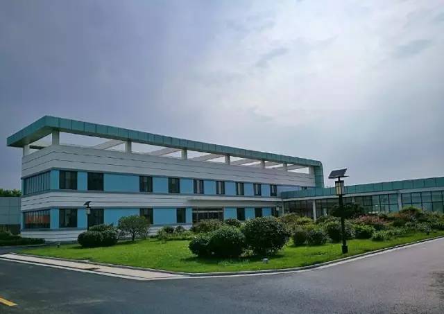 說起“垃圾”以及“垃圾處理廠”，好多人要開始捂鼻子了，想象中的垃圾填埋場，都是：1.遠(yuǎn)在市郊每日焚燒2.臟亂臭差病菌滋生3.日處理量千頓超負(fù)荷讓人避之不及然而在江蘇常州，有個垃圾無害化處理廠，讓來自全國各地的游客趨之若鶩，絡(luò)繹不絕的參觀者讓這里變成了熱門旅游景點(diǎn)excuseme?走進(jìn)光大環(huán)保能源（常州）有限公司廠區(qū)，地面干凈整潔，以藍(lán)色為主色調(diào)的廠房彩繪外墻，廠房周圍綠化郁郁蔥蔥。一個小廣場上有白鴿在漫步，小橋流水、映日荷花、噴泉，美不勝收