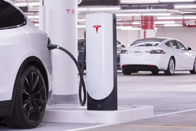 9月11日據(jù)國外媒體報(bào)道，特斯拉目前在北美地區(qū)已經(jīng)建立了接近1000個(gè)提供快速充電的超級(jí)充電站，但是這對(duì)于生活在大城市的特斯拉車主來說，還是覺得不太方便，每次想要充電尋找超級(jí)充電站的時(shí)候都倍感壓力，不過現(xiàn)在這種狀況將要有所改變了。特斯拉今天正式宣布，已經(jīng)開發(fā)出了一種更適合狹小空間的小型超級(jí)充電樁，并且很快會(huì)在芝加哥和波士頓兩個(gè)城市率先投入使用