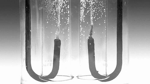 二氧化碳(CO2)是社會(huì)的最終廢棄物，每年有數(shù)十億噸被排到大氣中。但將其轉(zhuǎn)化為有價(jià)值的燃料和化學(xué)物質(zhì)通常需要過多能量，這使其在經(jīng)濟(jì)上變得不合理