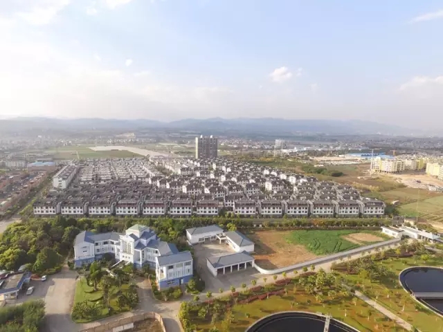 日前，南方電網(wǎng)科學(xué)研究院（以下簡(jiǎn)稱“南網(wǎng)科研院”）牽頭承擔(dān)的國(guó)家863計(jì)劃課題“基于分布式能源的用戶側(cè)智能電網(wǎng)關(guān)鍵技術(shù)研究與集成示范”通過(guò)國(guó)家科技部高技術(shù)中心驗(yàn)收，將可能為微電網(wǎng)的更新普及帶來(lái)新的機(jī)遇。據(jù)悉，自2013年上半年始，南網(wǎng)科研院聯(lián)合廣東電網(wǎng)公司、云南電網(wǎng)公司、廣州供電局、深圳供電局、華南理工大學(xué)、華北電力大學(xué)和浙江大學(xué)共同申報(bào)該課題，至課題正式驗(yàn)收，歷時(shí)4年