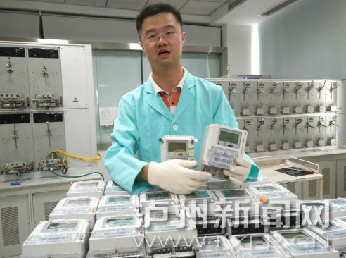 近日，一則說(shuō)“新更換的智能電表被蓄意‘加快’，導(dǎo)致電費(fèi)增加”的帖子在網(wǎng)絡(luò)上流傳。為此，記者8月31日走訪了國(guó)網(wǎng)瀘州供電公司，證實(shí)這一帖子的內(nèi)容為謠言